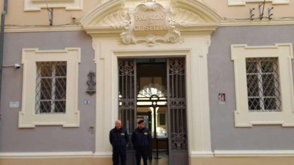Due guardie giurate all’ingresso del tribunale penale di via Falcone e Borsellino (foto d’archivio)