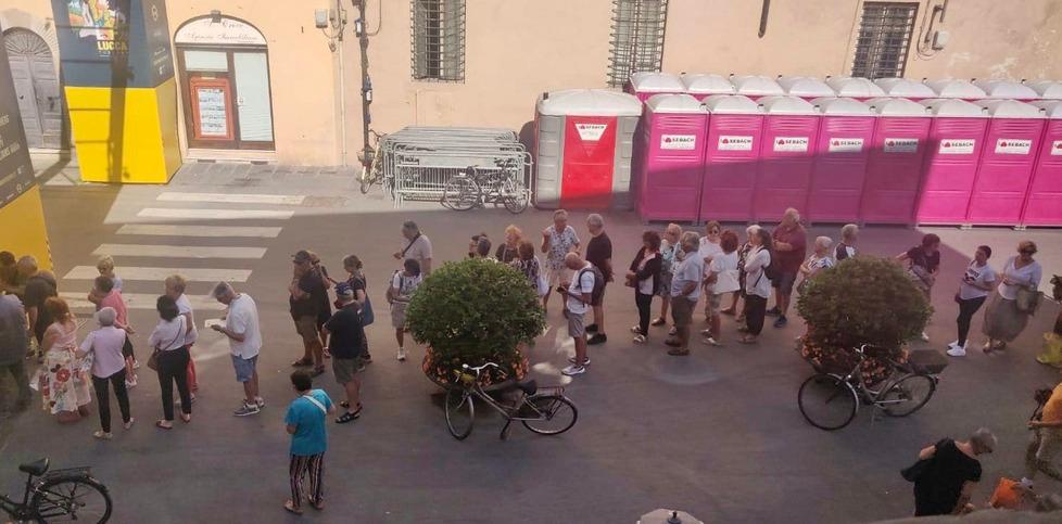 La coda per i biglietti al Giglio (Foto dal profilo Facebook di Giorgio Lazzarini)