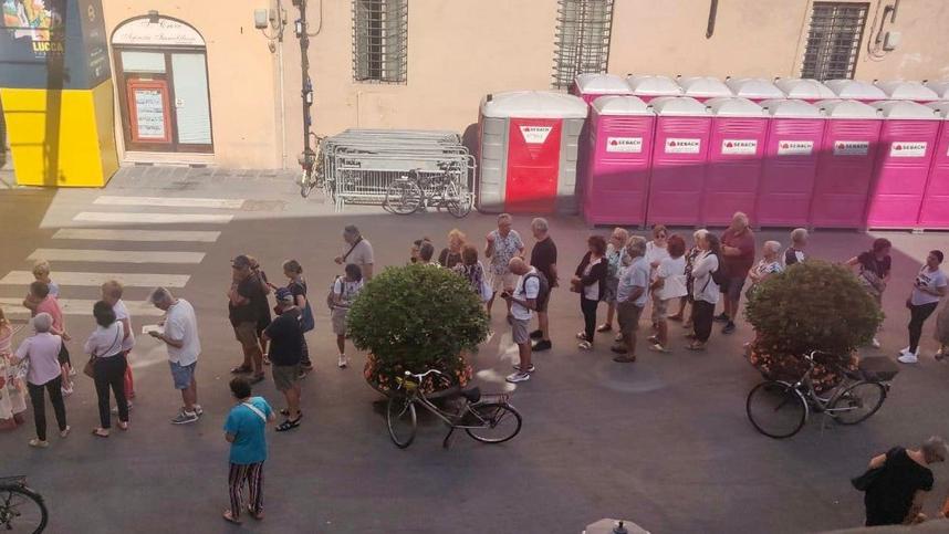 La coda per i biglietti al Giglio (Foto dal profilo Facebook di Giorgio Lazzarini)