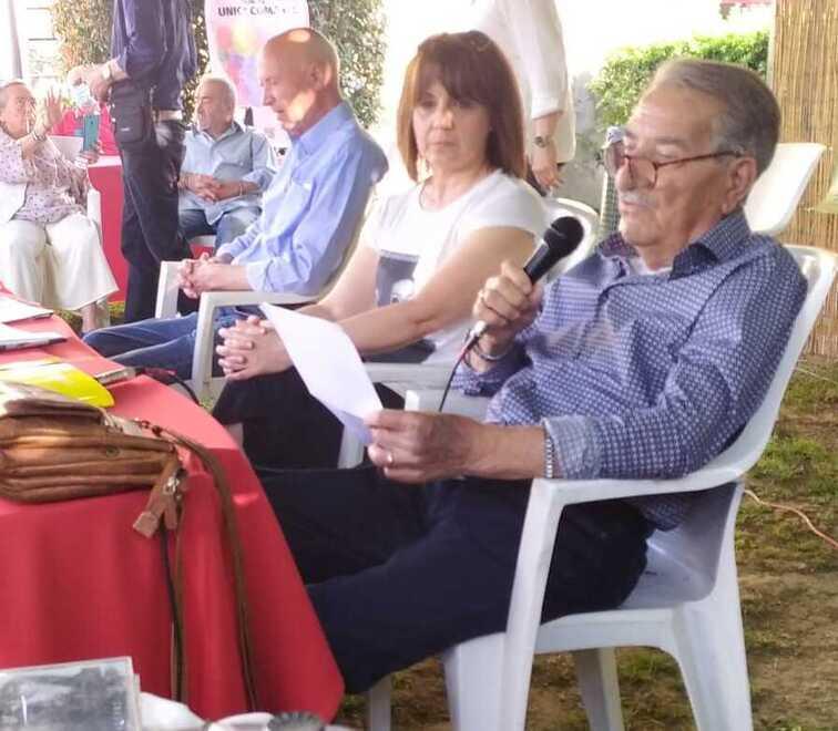Carlo Vichi durante un incontro, accanto a lui l’ex sindaca Ciampolini