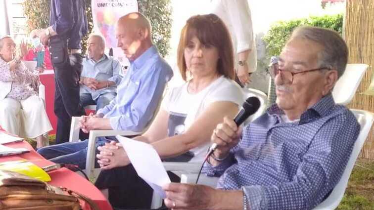 Carlo Vichi durante un incontro, accanto a lui l’ex sindaca Ciampolini