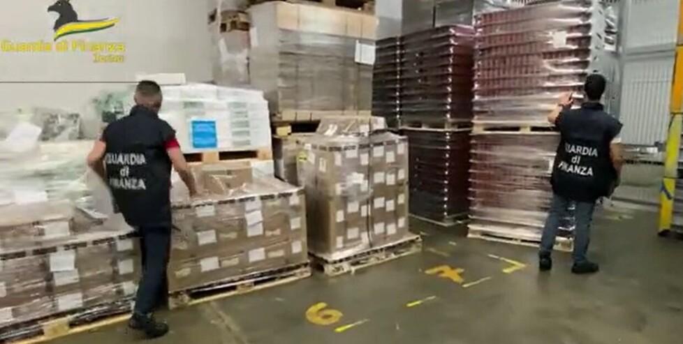 I controlli della guardia di finanza di Torino nell’ambito dell’operazione che ha portato alla scoperta del deposito nella Valdinievole