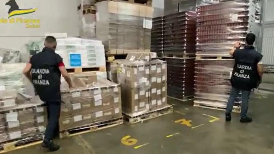 I controlli della guardia di finanza di Torino nell’ambito dell’operazione che ha portato alla scoperta del deposito nella Valdinievole