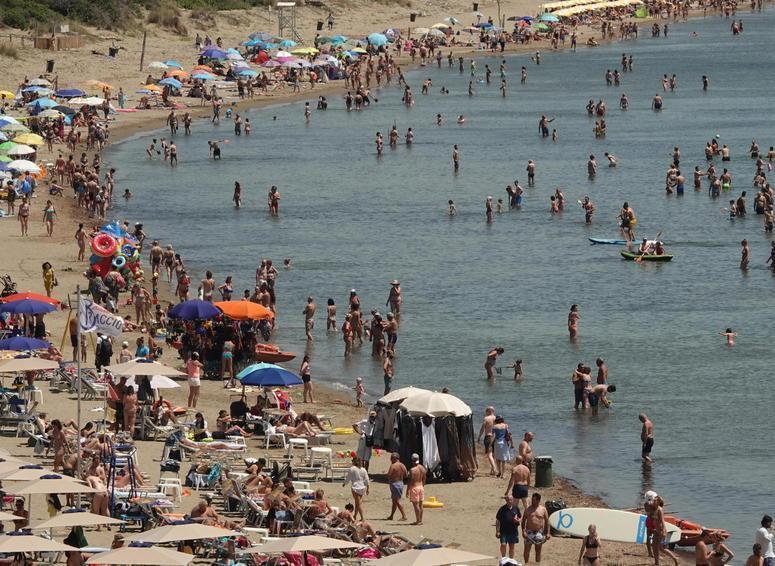 La spiaggia della Feniglia presa d’assalto (foto d’archivio di Enzo Russo)