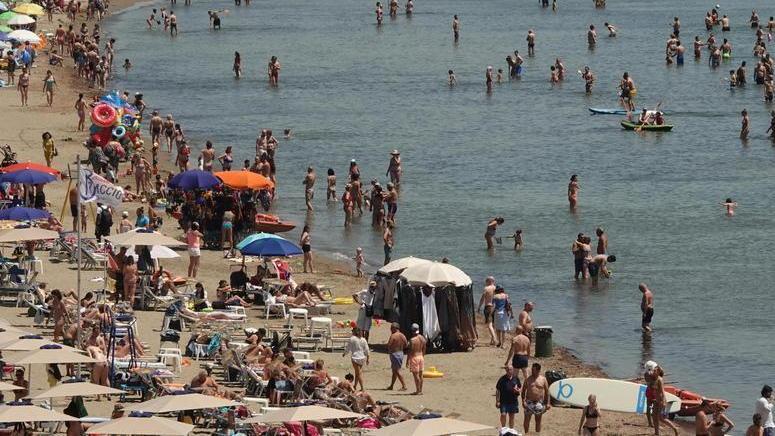 La spiaggia della Feniglia presa d’assalto (foto d’archivio di Enzo Russo)