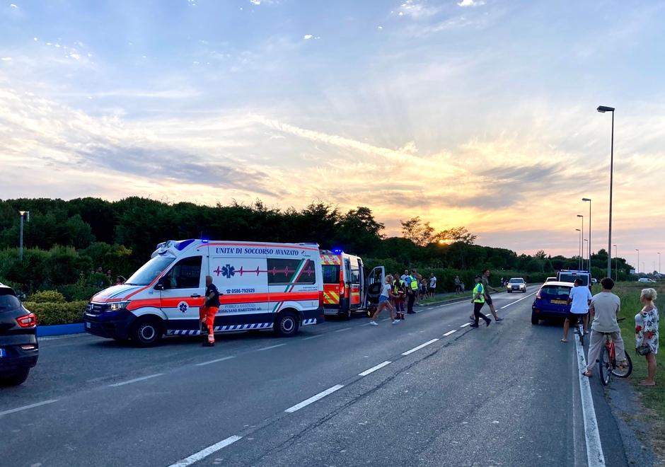 Il luogo dell’incidente alle Gorette con i mezzi dei soccorsi intervenuti per assistere le due turiste (foto servizio Michele Falorni / Silvi)
