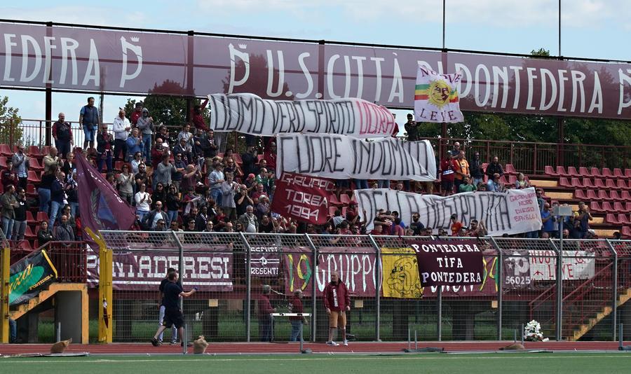 
	Striscioni al Mannucci per i funerali di Diego Savelli dieci mesi e mezzo fa (foto Silvi)

