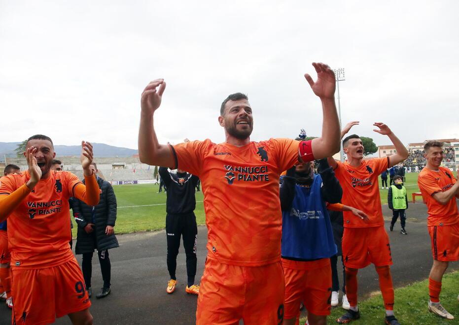 Michele Vano (al centro) esulta dopo una vittoria