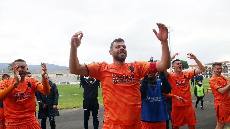 Michele Vano (al centro) esulta dopo una vittoria