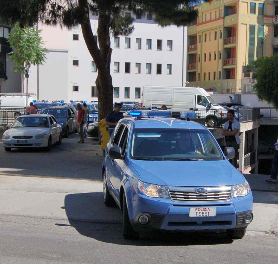 Rubano in un supermercato e prendono a morsi il vigilante che li scopre: un uomo e una donna arrestati a Cagliari