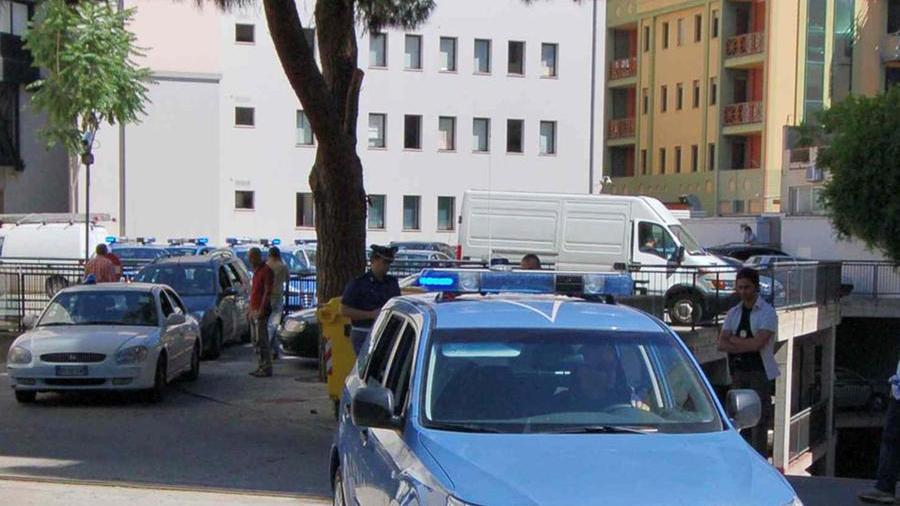 Rubano in un supermercato e prendono a morsi il vigilante che li scopre: un uomo e una donna arrestati a Cagliari