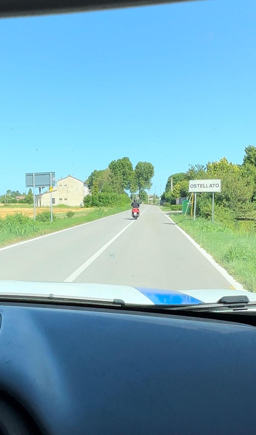 Strattona un agente e fugge in scooter per 55 km da Ferrara a Comacchio: denunciato