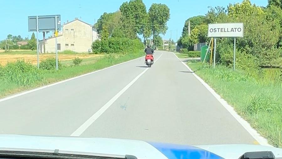 Strattona un agente e fugge in scooter per 55 km da Ferrara a Comacchio: denunciato