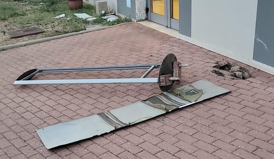 I danni all'ingresso del punto di primo soccorso a Follonica