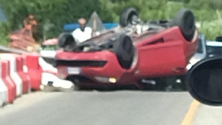 L'auto ribaltata