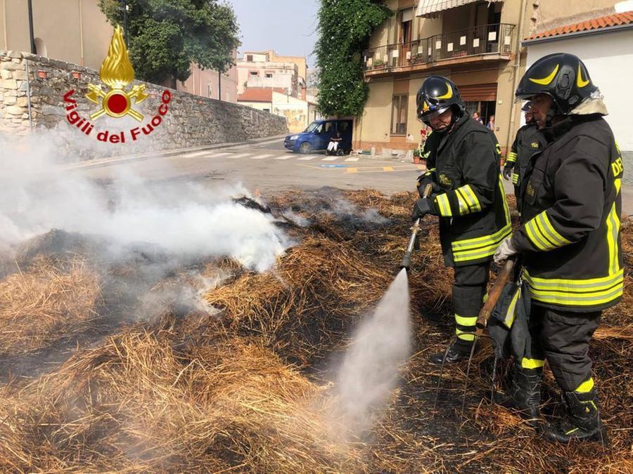 Bruciano le rotoballe di fieno in un trattore nel centro di Lula