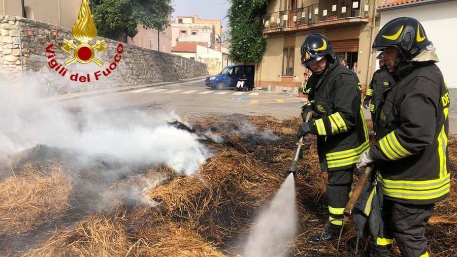 Bruciano le rotoballe di fieno in un trattore nel centro di Lula