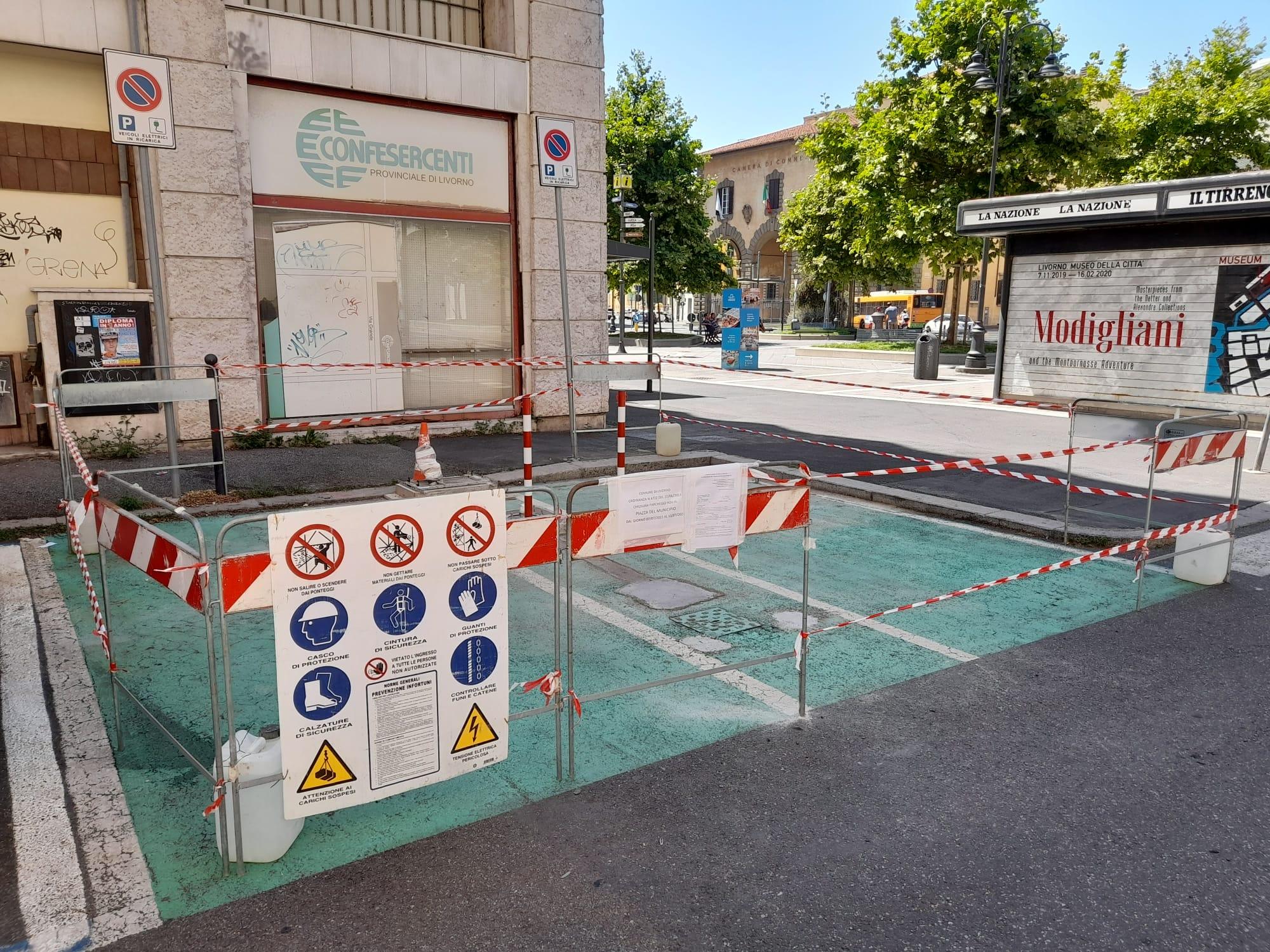 I lavori alla colonnina di Enel X Way