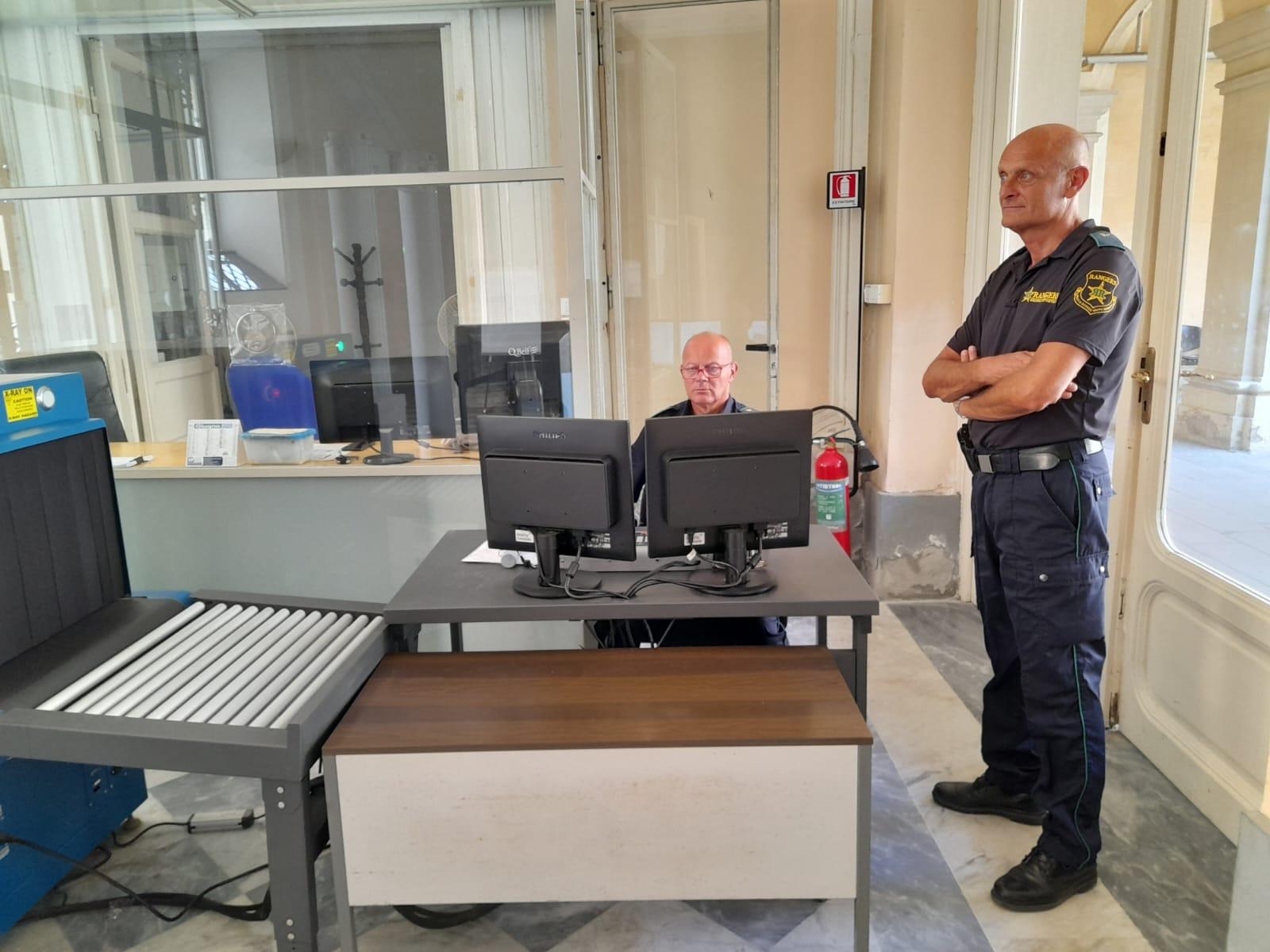 Due guardie giurate all'ingresso del tribunale di Livorno (foto d'archivio)