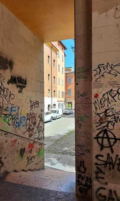 Modena, negozianti esasperati dai bulli: «Presidio di polizia? Favorevoli» 