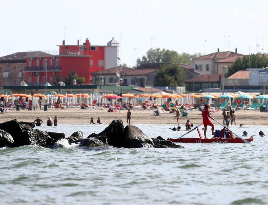 «No agli aperitivi a mollo in mare». Ai Lidi troppi colpi di caldo e congestioni