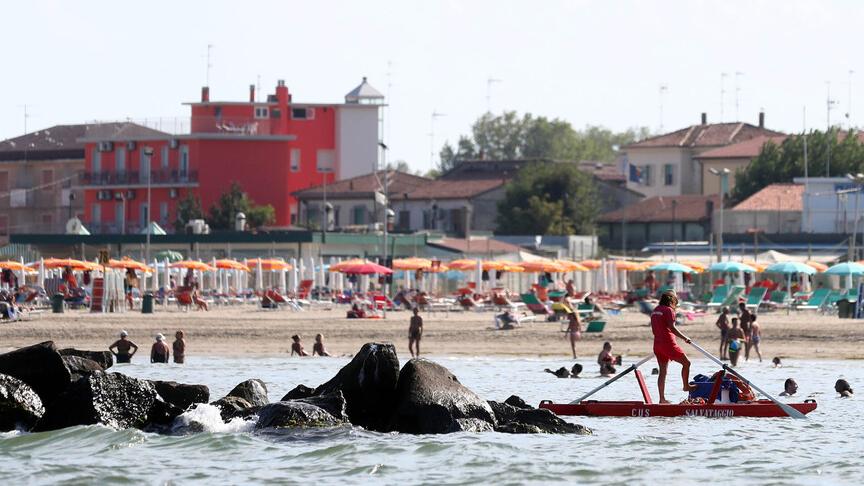 «No agli aperitivi a mollo in mare». Ai Lidi troppi colpi di caldo e congestioni