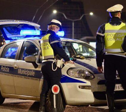 Modena, tampona due volte, fugge e ha solo il foglio rosa: denunciato e multato 