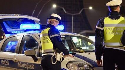 Modena, tampona due volte, fugge e ha solo il foglio rosa: denunciato e multato