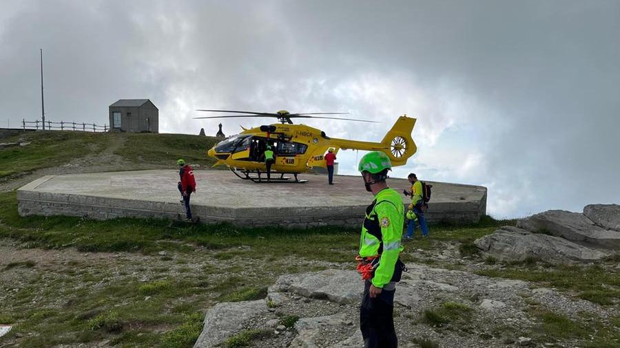Sestola, si rompe una gamba sul Cimone: recupero avventuroso tra le nubi