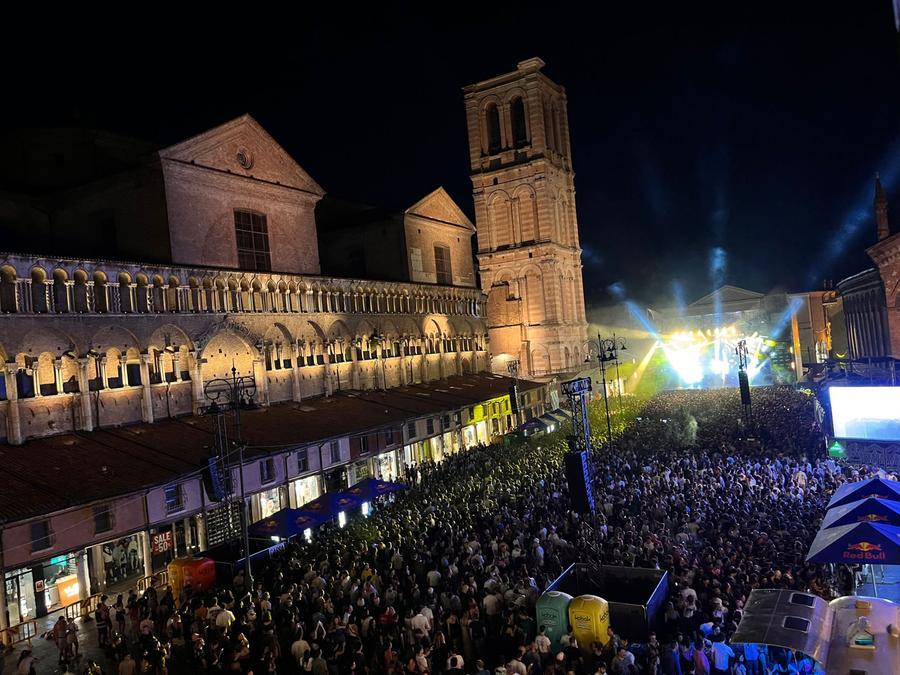Discoteca sotto le stelle, il dj Kalkbrenner fa ballare tutta Ferrara