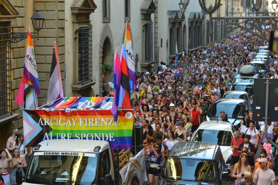 Toscana Pride, tensioni tra antagonisti e polizia. Vengono allontanati dal palco