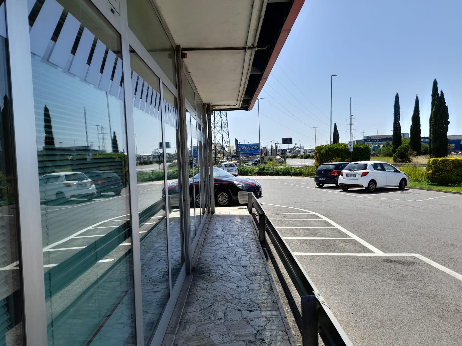 Una pattuglia dei carabinieri davanti al Bon Ton di via Pian di Rota