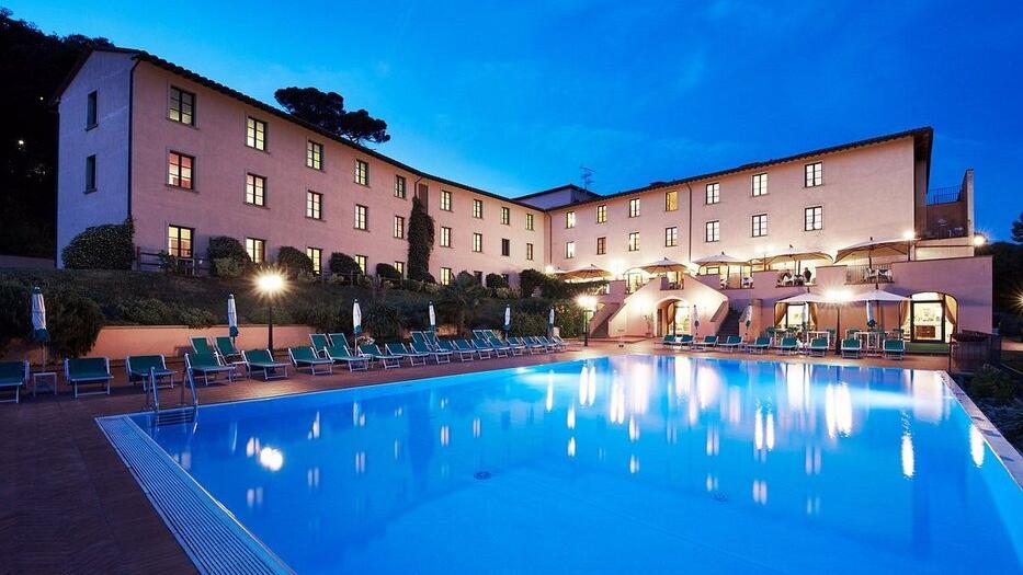 La grande piscina del park hotel Le Fonti a Volterra