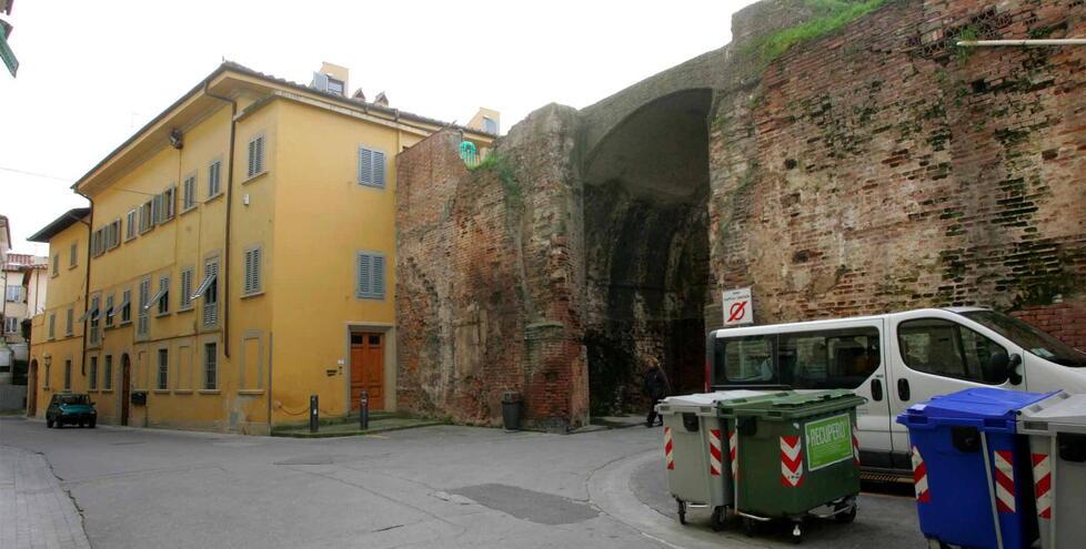Una veduta della Porta Pisana indicata come zona degradata