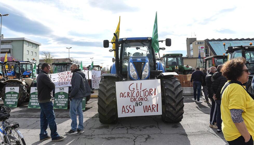 Un corteo contro gli Assi viari