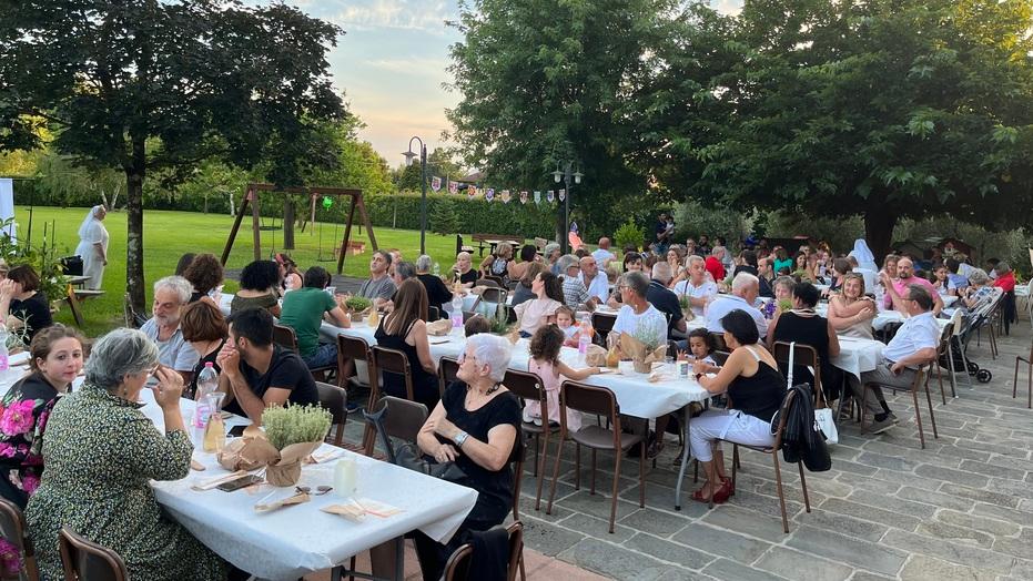 Un momento della cena organizzata dalle suore