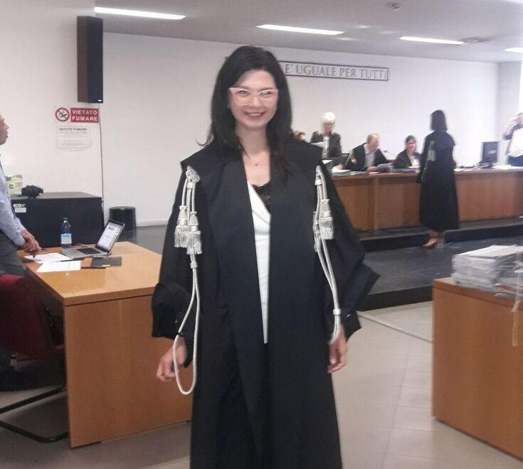 Sara Zinone con la toga, al momento stava lavorando a Piacenza dopo aver ricoperto incarichi a Lodi e a Firenze
