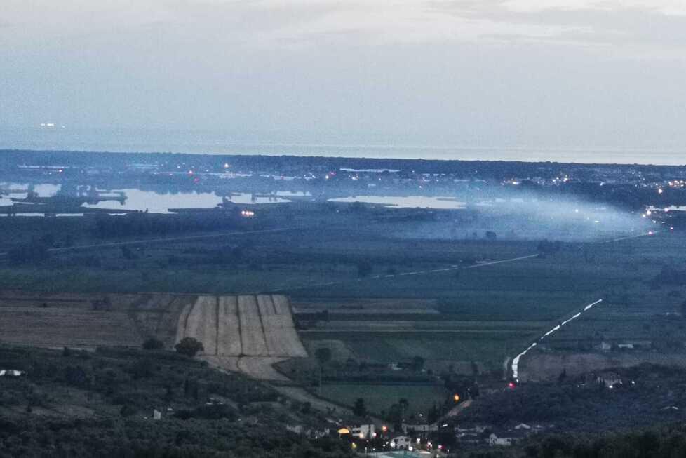 Il fumo viaggia verso Viareggio intorno alle 21 di venerdì