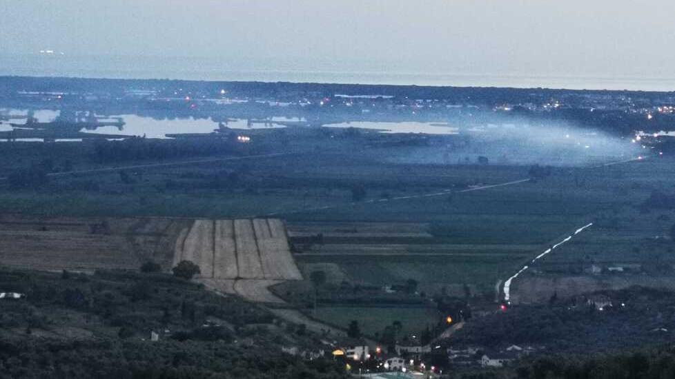 Il fumo viaggia verso Viareggio intorno alle 21 di venerdì