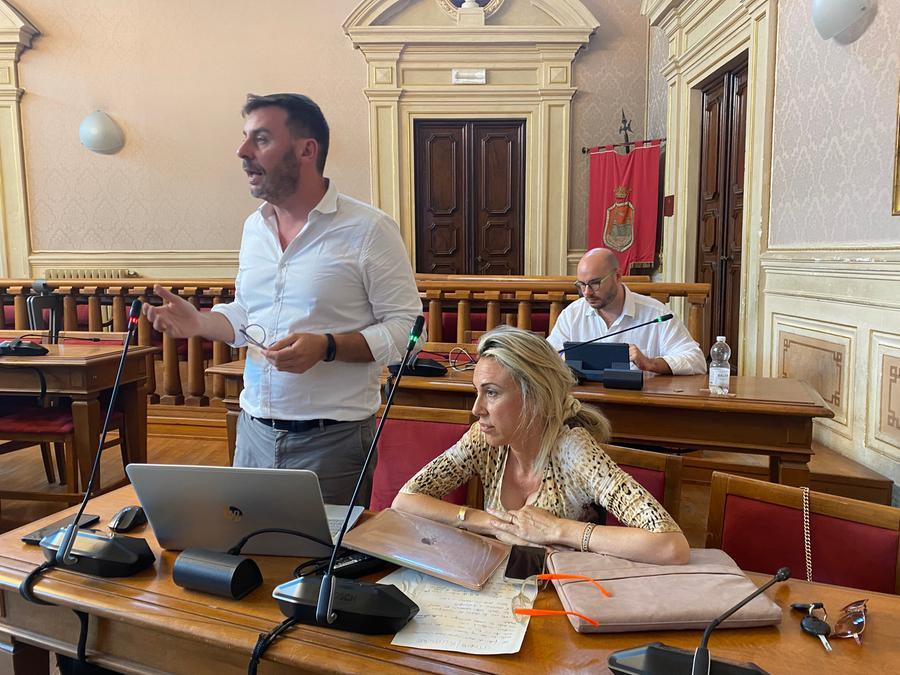 
	In piedi Andrea Romiti

