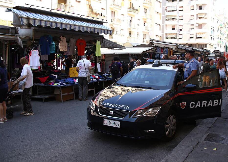 Una pattuglia dei carabinieri nella zona del mercato di via Buontalenti (foto d’archivio)