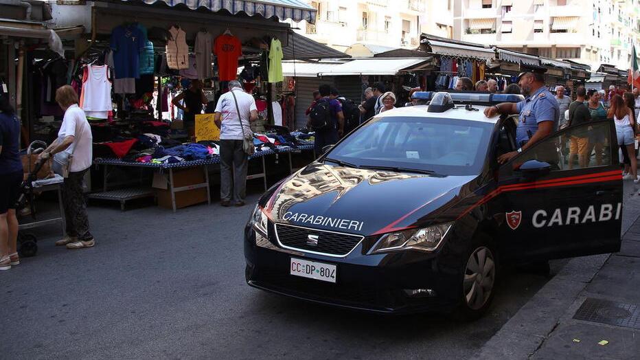 Una pattuglia dei carabinieri nella zona del mercato di via Buontalenti (foto d’archivio)