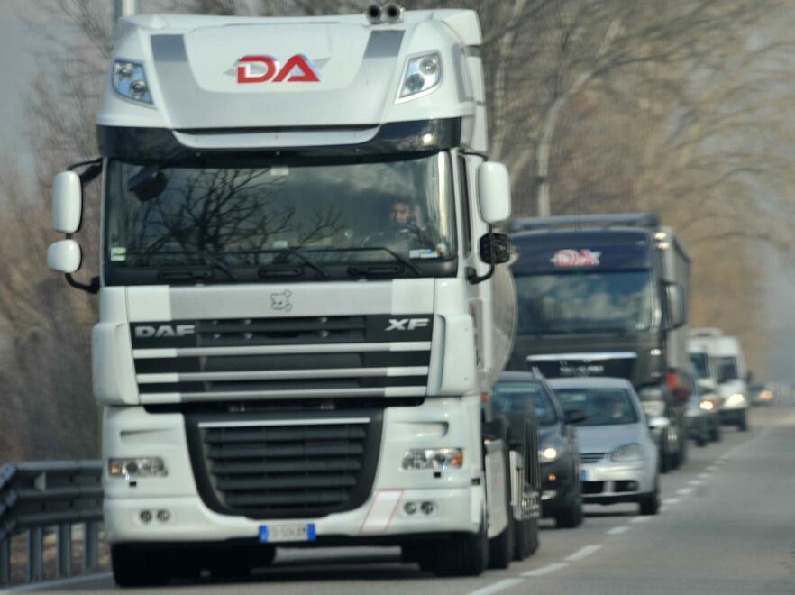 Mezzi pesanti e traffico ordinario sulla Bientinese in un’immagine d’archivio: la Provincia di Pisa sta lavorando a una nuova ordinanza di divieto relativa ai mezzi pesanti che superano le 7,5 tonnellate di peso (foto Silvi)