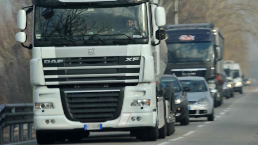 Mezzi pesanti e traffico ordinario sulla Bientinese in un’immagine d’archivio: la Provincia di Pisa sta lavorando a una nuova ordinanza di divieto relativa ai mezzi pesanti che superano le 7,5 tonnellate di peso (foto Silvi)
