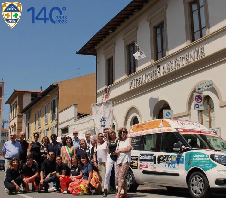 La foto ufficiale del Fiat Doblò XL davanti alla sede della associazione in via XX Settembre con tutti i protagonisti e gli ospiti intervenuti
