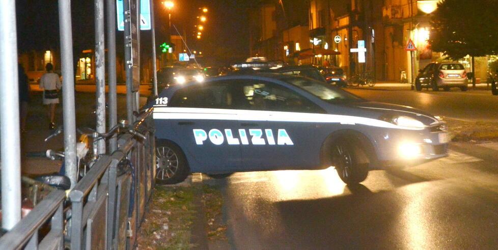 Una volante della polizia intervenuta nella notte tra giovedì e venerdì a San Vito per un litigio tra condomini con un operaio rimasto ferito