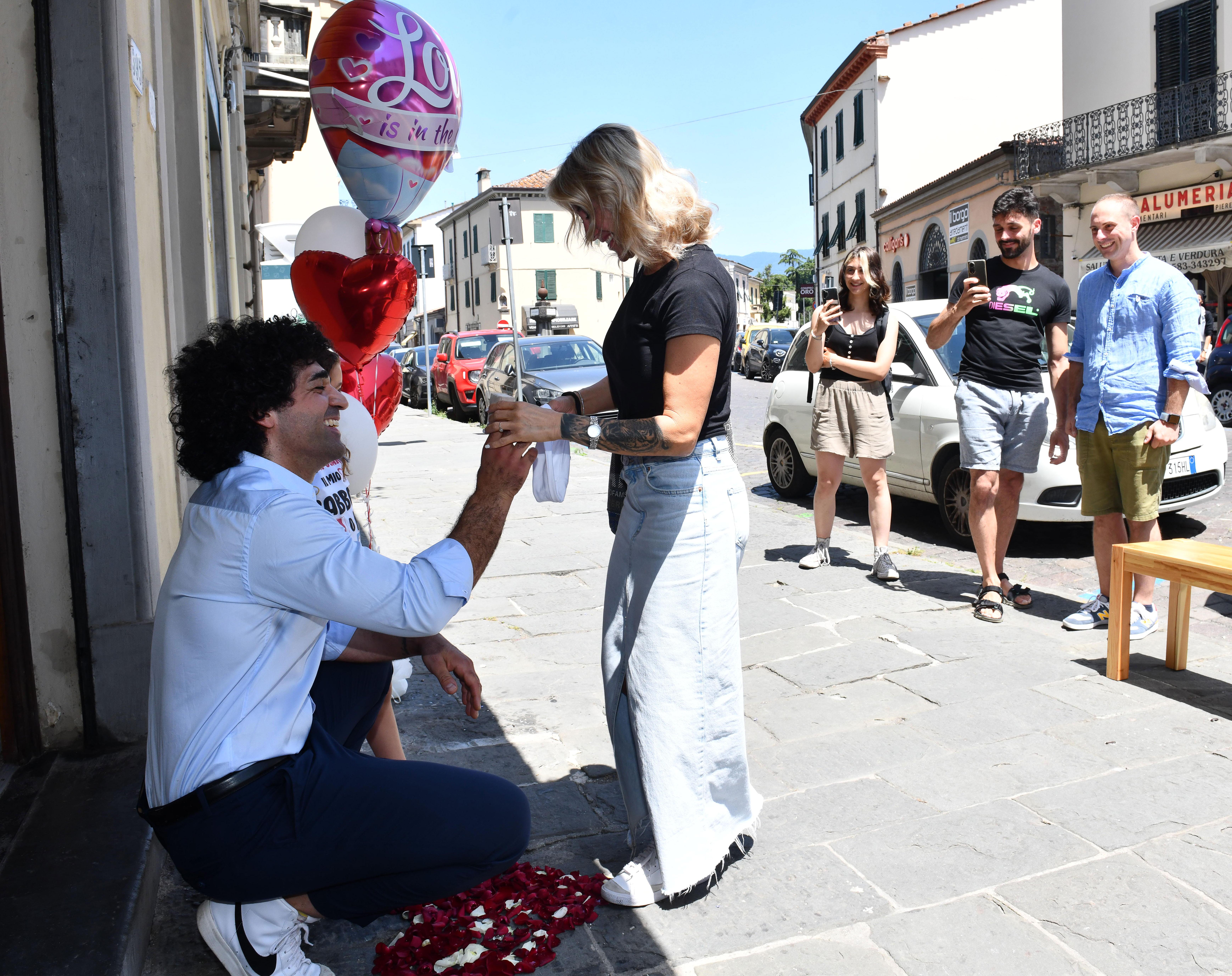 Luca in ginocchio mentre fa la sua proposta di matrimonio a Sabrina (Foto Sernacchioli)