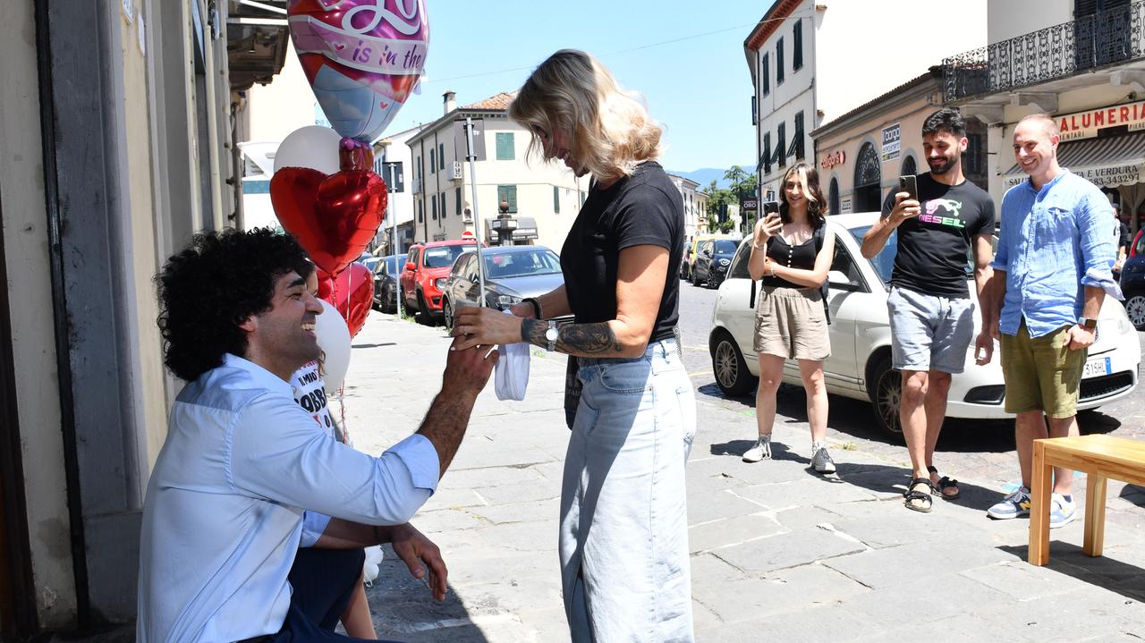 Luca in ginocchio mentre fa la sua proposta di matrimonio a Sabrina (Foto Sernacchioli)