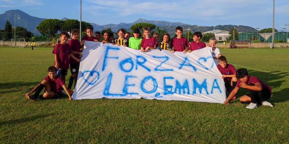 Lo striscione esposto dai piccoli calciatori del Lido di Camaiore (foto da Facebook)