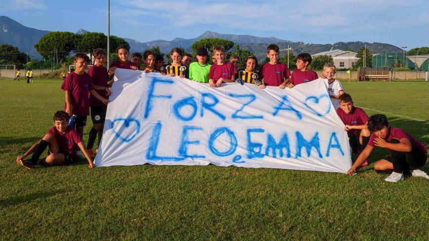 Lo striscione esposto dai piccoli calciatori del Lido di Camaiore (foto da Facebook)